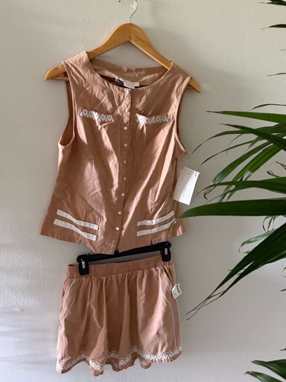 Sleeveless Tan Lounge Set with White Trim • Conjunto para chicas